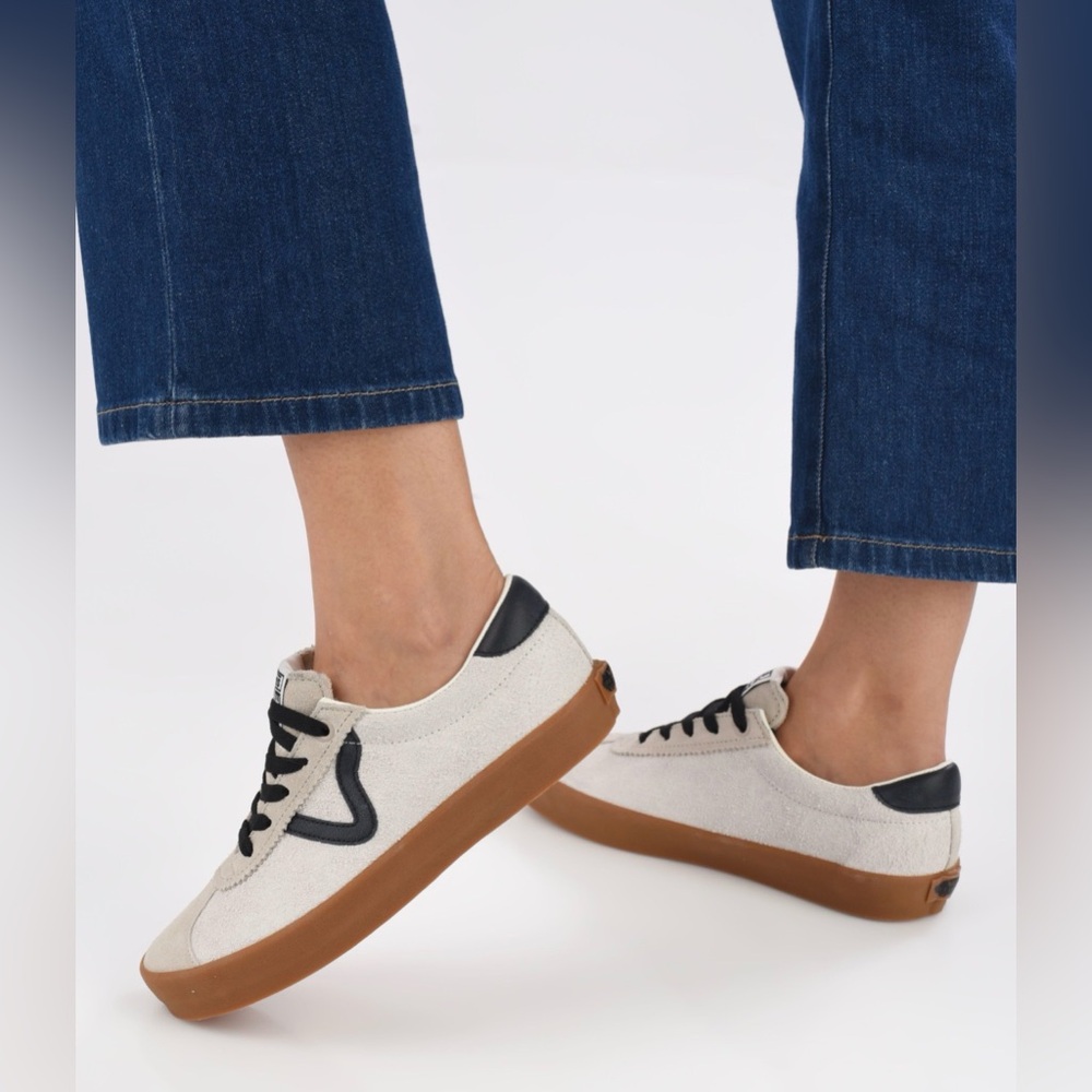 •VANS•CREAM & BLACK LOW TOP SPORT LACE UP W/GUM BOTTOM SOLE SIZE 8/W